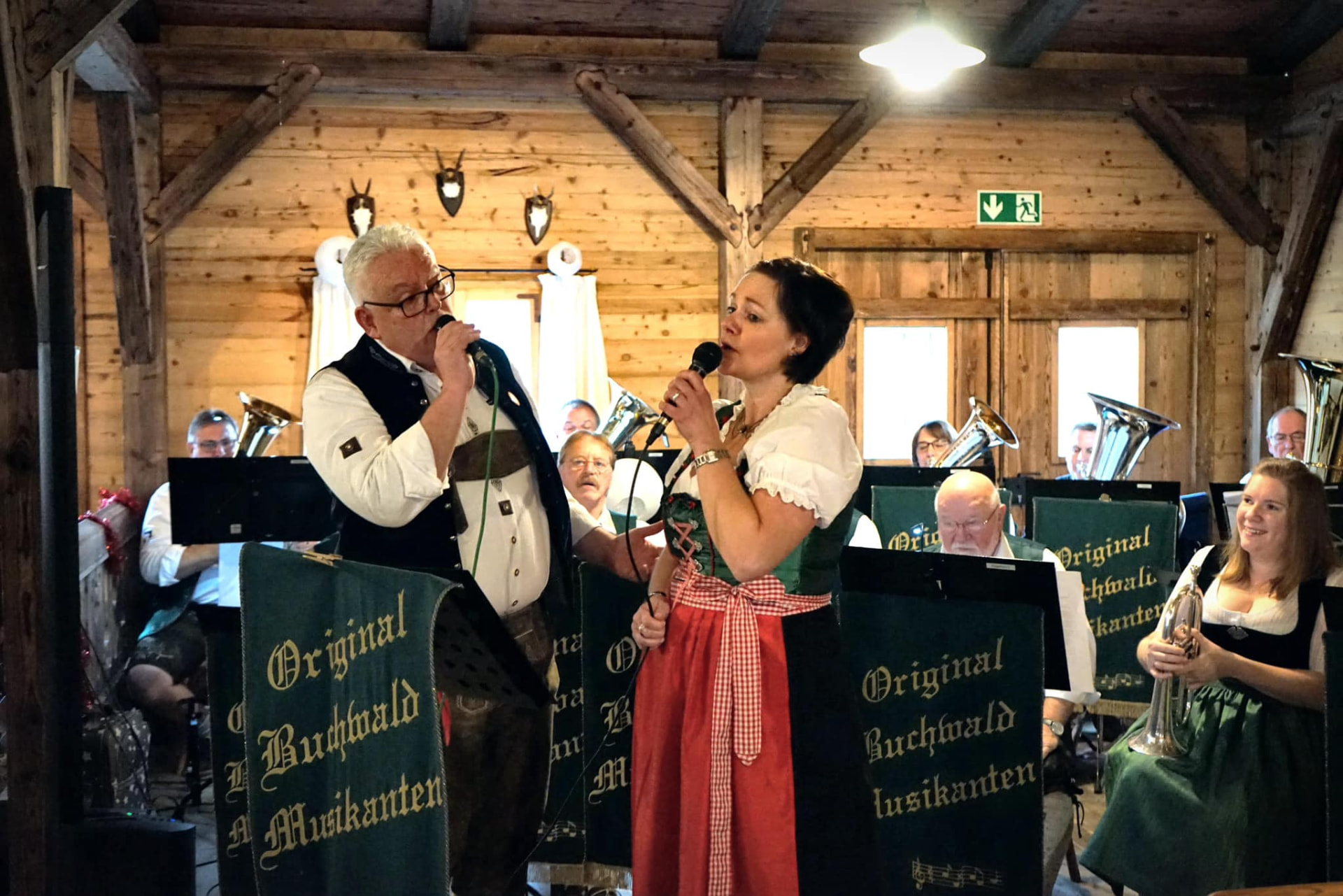 Gesangsduo mit den Original Buchwald Musikanten auf der Bühne