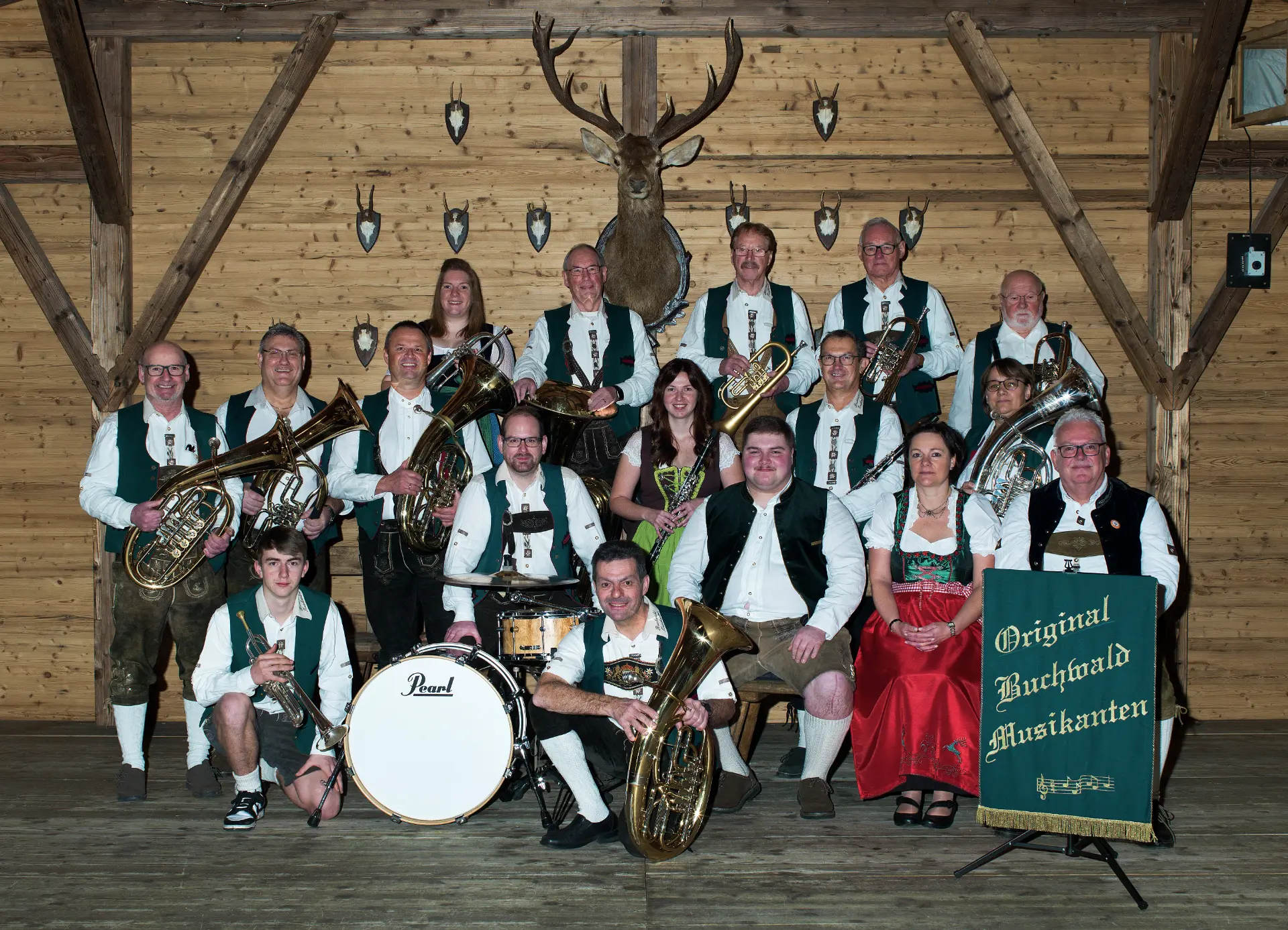 Die Original Buchwald Musikanten als Gruppe mit ihren Instrumenten
